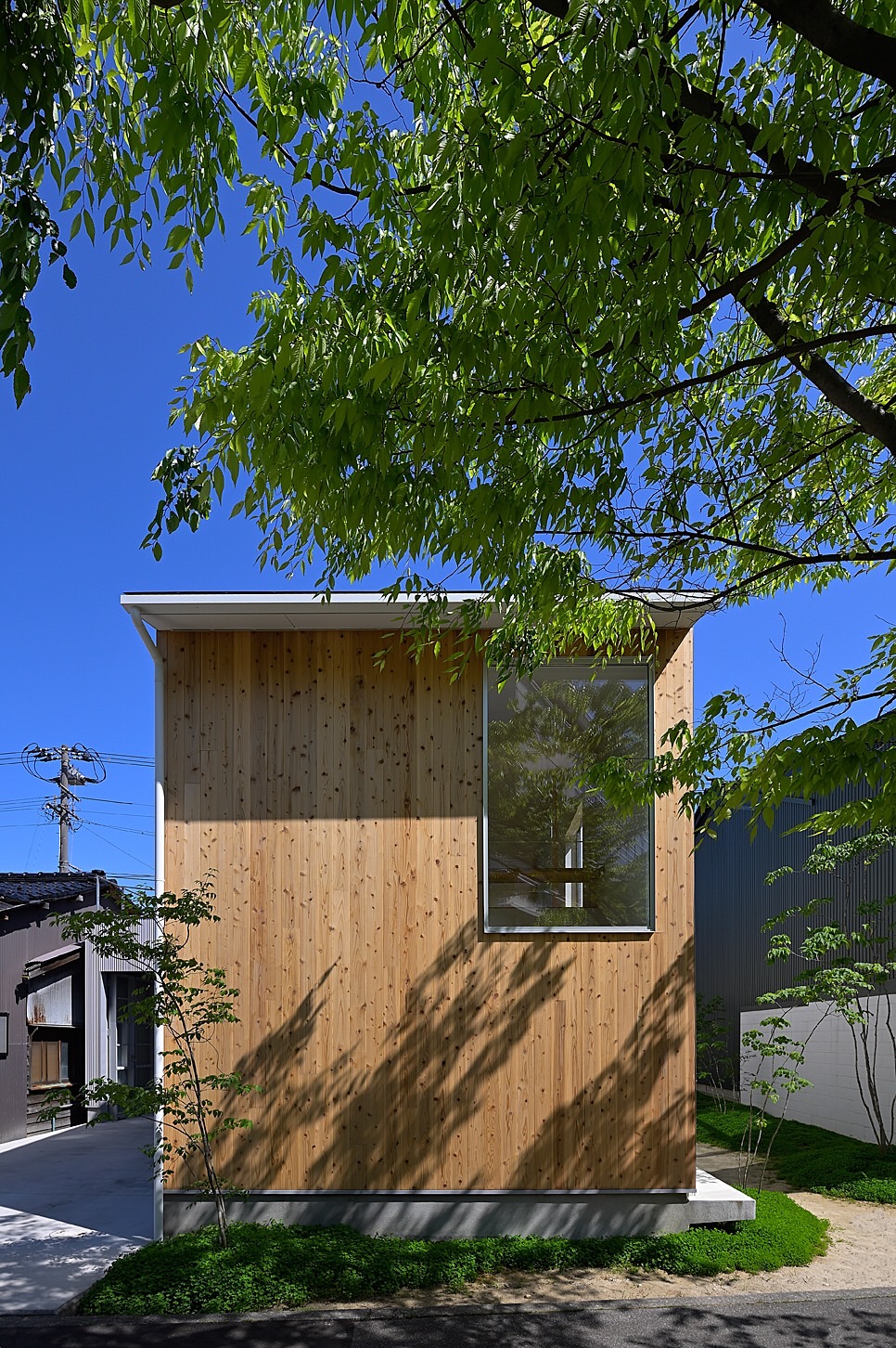 南側から見た住居。大きな一つ窓が特徴