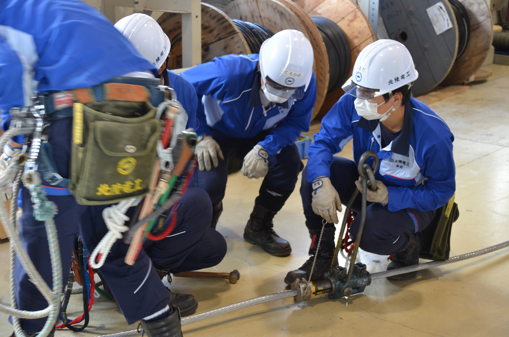 送電線の圧縮作業