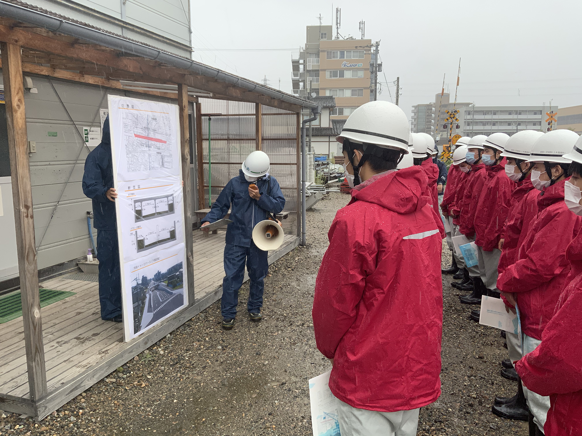 高岡市道路整備課の四津章宏主任が工事を説明