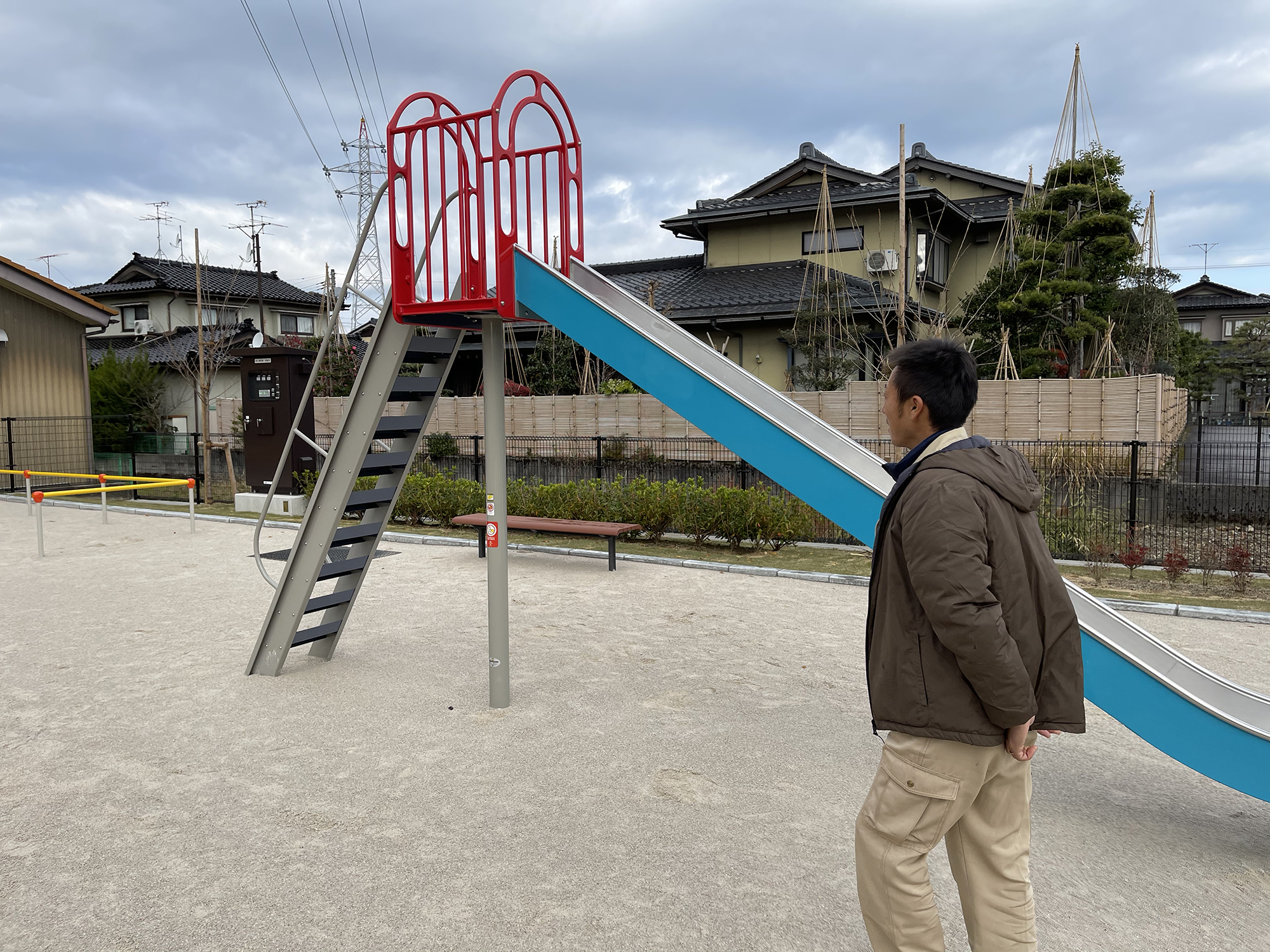 完成した公園で早速自分の子供と遊んだそう