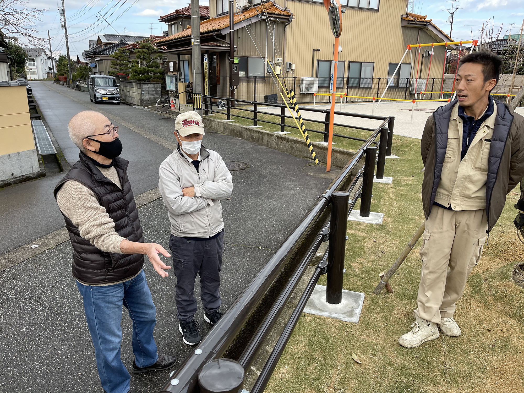 取材中、近所の人から新しい公園について質問が。真摯に答える中曽根さん