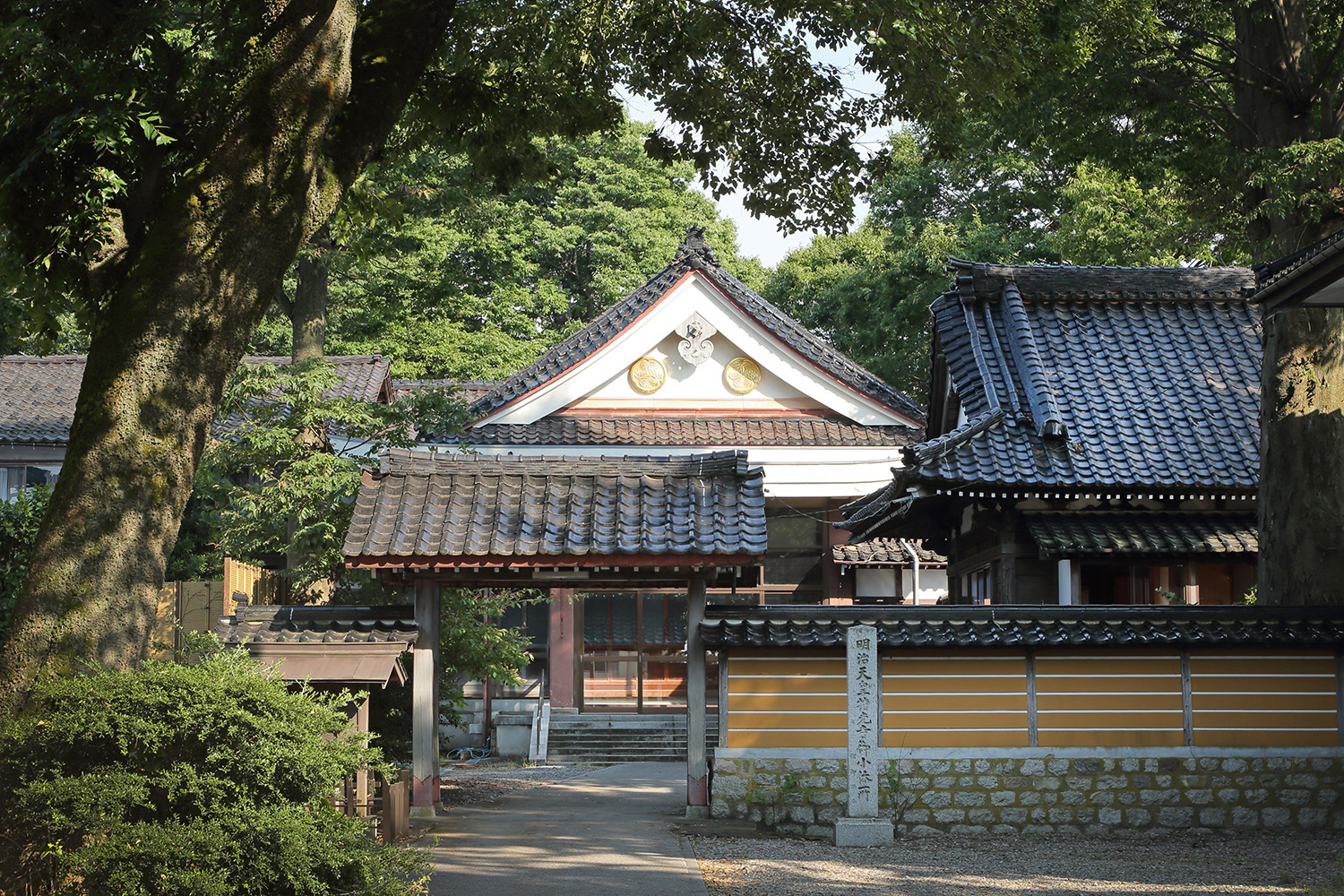 魚津市にある「光道山慈興院大徳寺」。門の右手が特賜殿