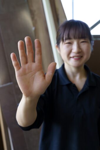 三姉妹の次女｜建設寫眞帖「きずくひと」　木香美・服部　服部楓さん