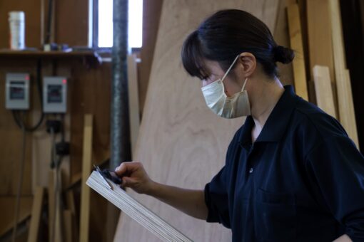 1mm単位で微調整を｜建設寫眞帖「きずくひと」　木香美・服部　服部楓さん