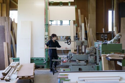 父の技術を学ぶため、ケーキ職人から建具職人に｜建設寫眞帖「きずくひと」　木香美・服部　服部楓さん