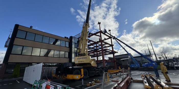 ズゥゥゥン　鉄骨建て方