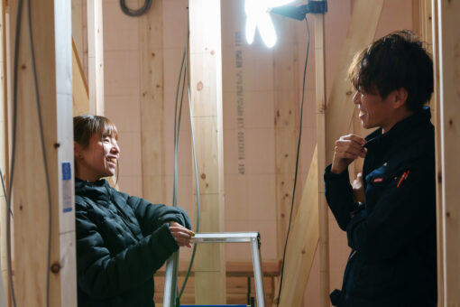 石田社長に声を掛けられ電工女子に｜建設寫眞帖「きずくひと」　ビクトル 奥村美結さん