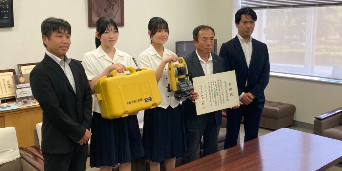 高岡工芸高校にトータルステーションを寄贈しました！