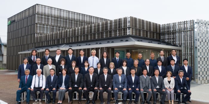 本社前で写真撮影📸